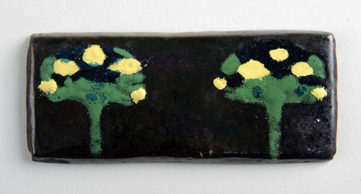 Emaille plaquette met twee bomen door George James Frampton