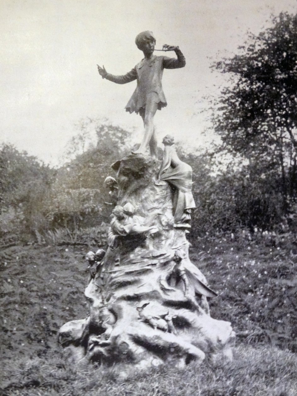 Fotografische afdruk van het Peter Pan standbeeld in Kensington Gardens door George James Frampton