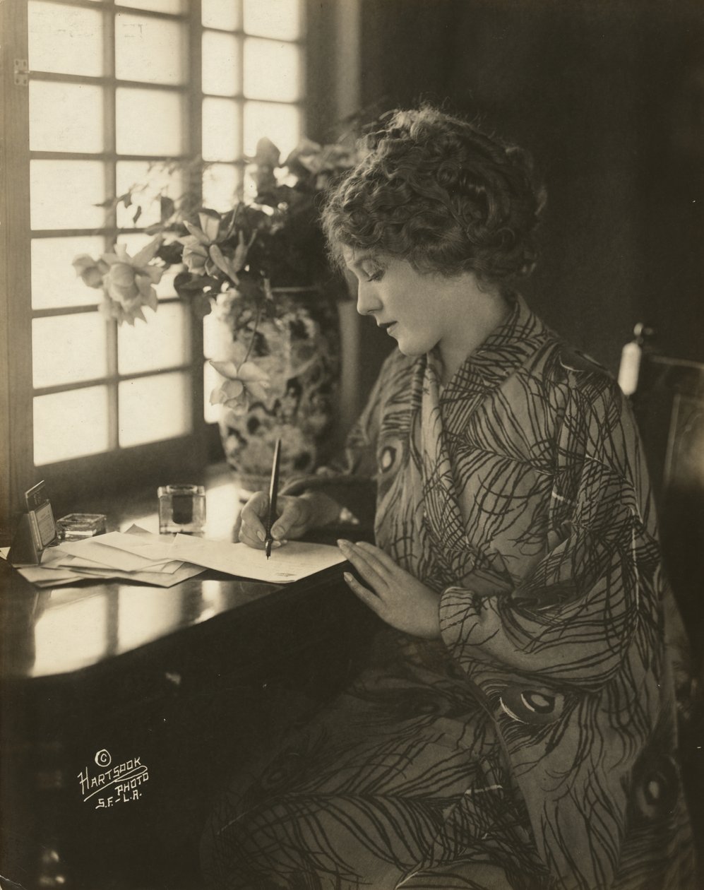 Mary Pickford, gekleed in een kimono, schrijvend aan een bureau, ca. 1918 door Bartolome Esteban and studio Murillo