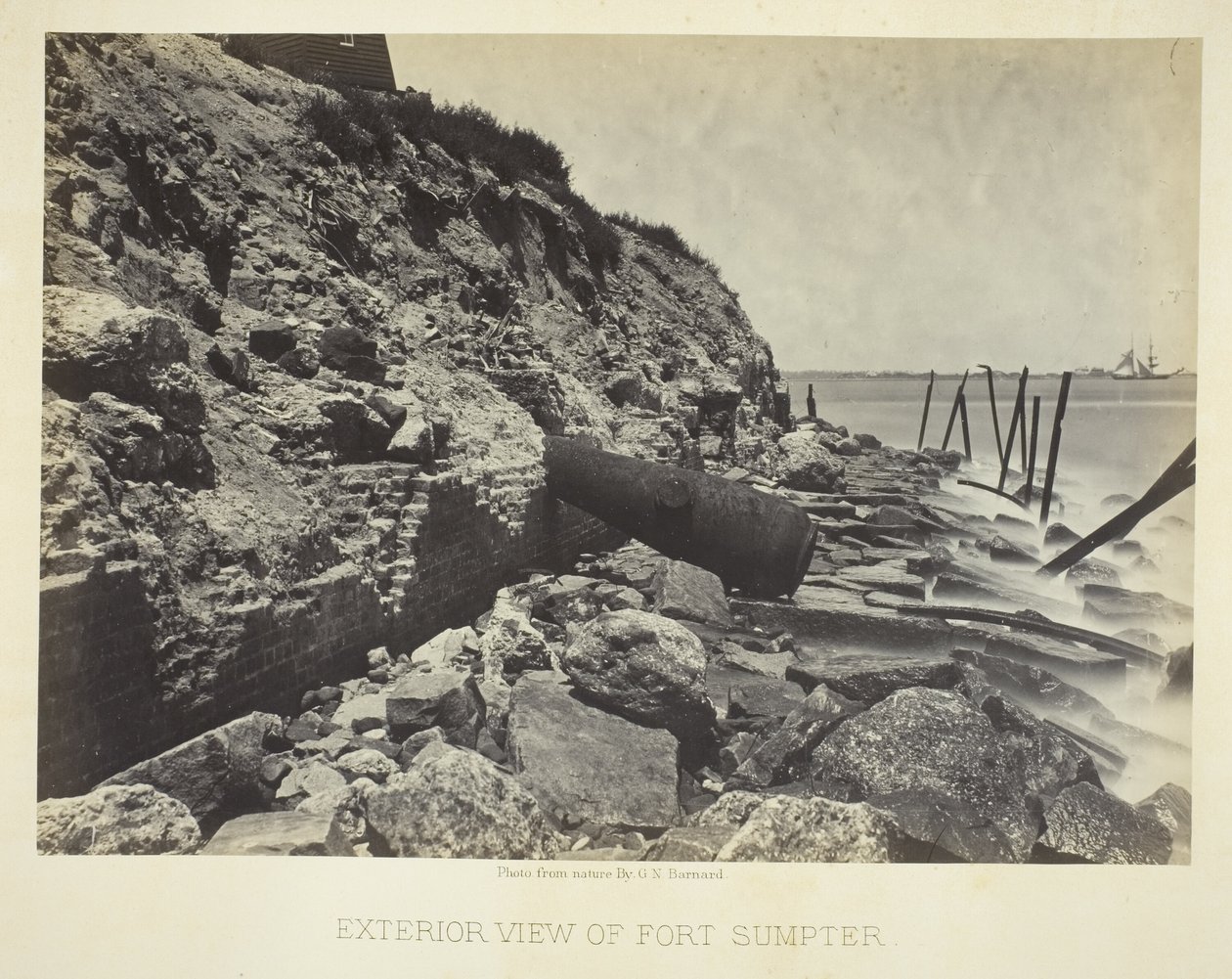Buitenaanzicht van Fort Sumpter door George N. Barnard