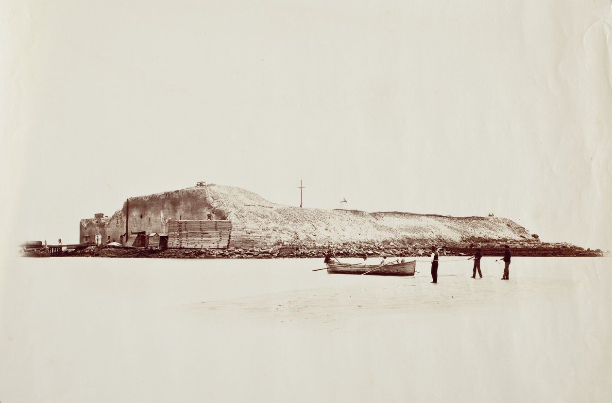 Fort Sumter, buitenkant, 3 1/2 mijl van Charleston door George N. Barnard