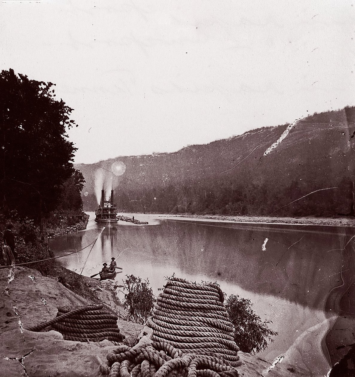 U.S. Transport in Rapids, Tennessee River The Suck - Tennessee River onder Chattanooga..., ca. 1864 door George N. Barnard