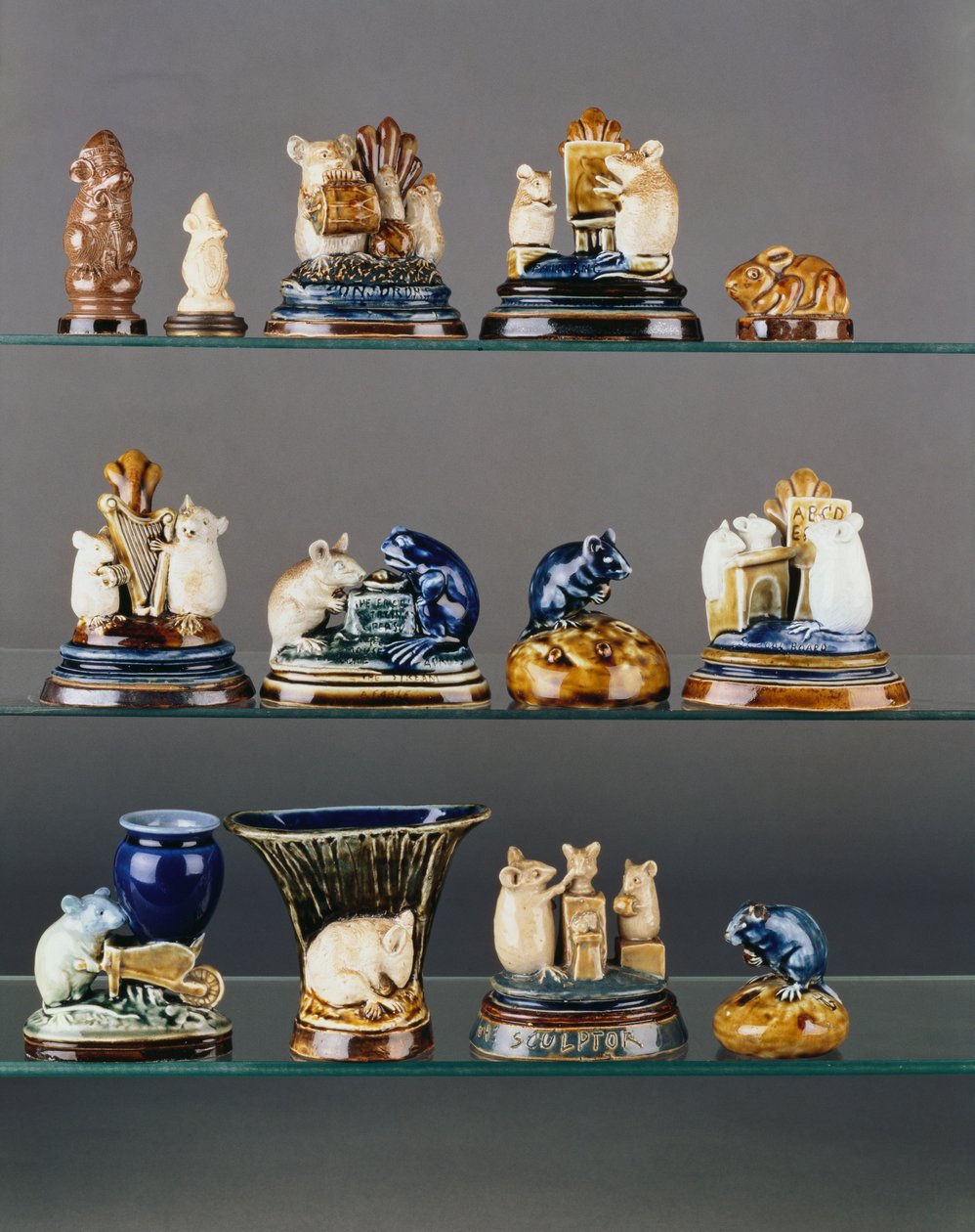 Een selectie van dierfiguren gemodelleerd door George Tinworth door George Tinworth
