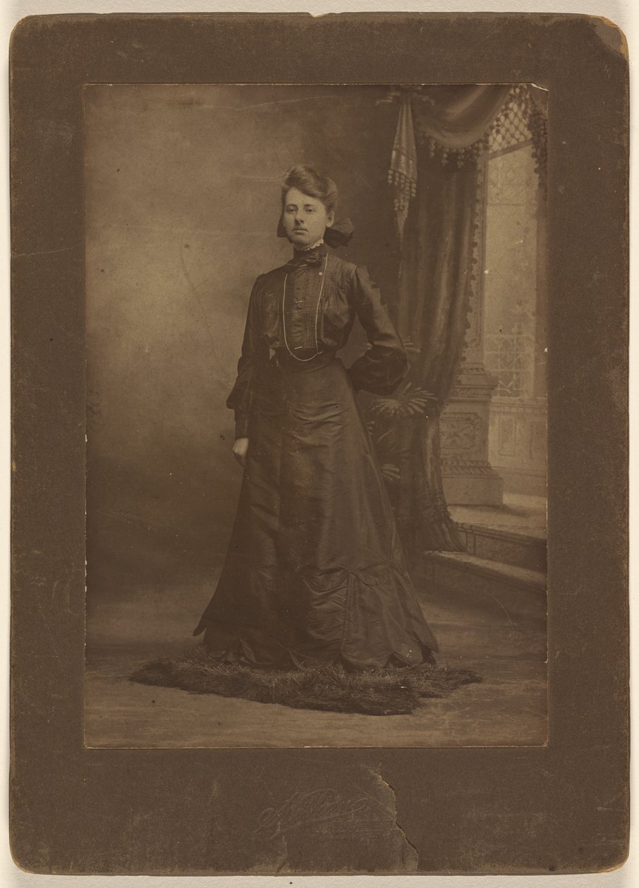 [Portret van een jonge vrouw in lange zwarte jurk, staand]. door George W. Killian