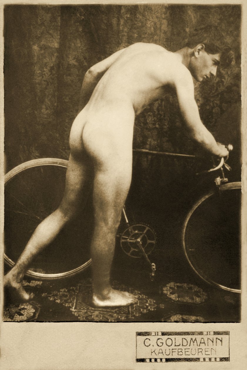 Kabinetkaart van een naakte fietser, circa 1898 door German Photographer