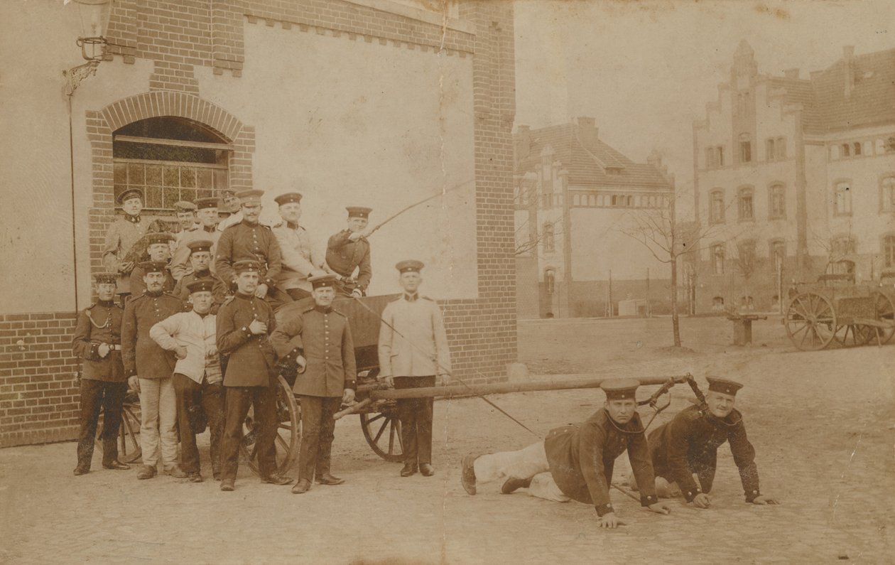 Duitse soldaten trekken (kanon) wagen. Briefkaart verzonden in 1913. door German Photographer