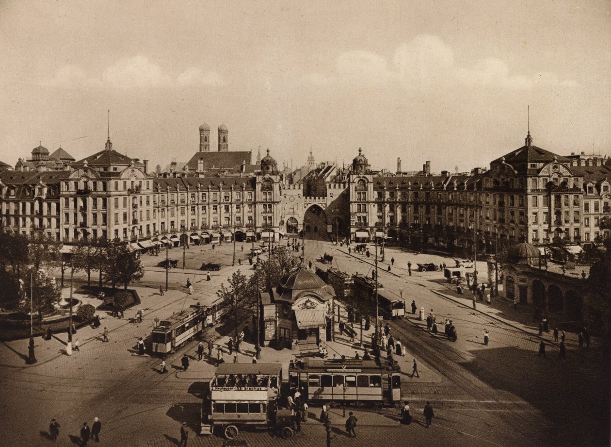 Munchen / München: Karlplatz-Rondell met Karlstor (z/w foto) door German Photographer