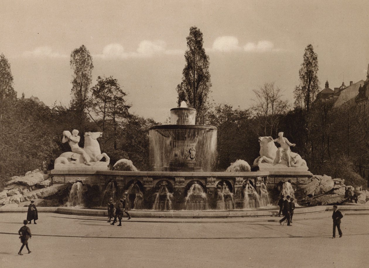 Munchen / München: Wittelsbacher Brunnen (z/w foto) door German Photographer