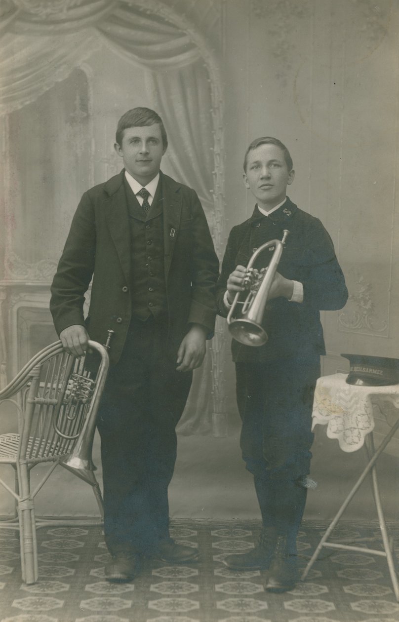 Ansichtkaart van twee jonge mannen met trompetten, één in Heilsarmee uniform, verzonden in 1913 (z/w foto) door German Photographer
