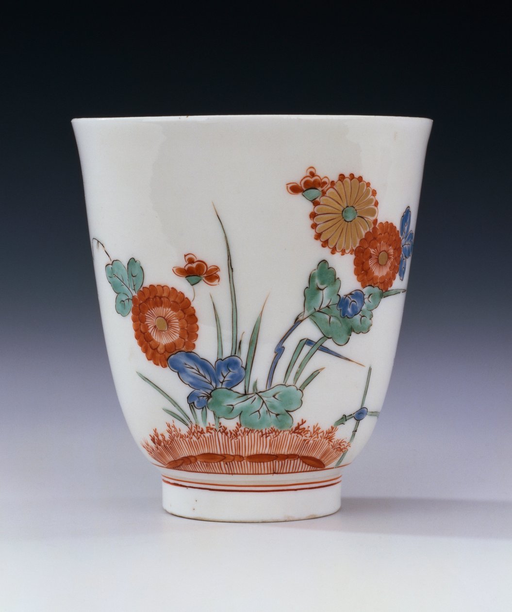 Een Bottger Kakiemon uitlopende beker beschilderd met chrysant en gras, ca. 1725 door German School
