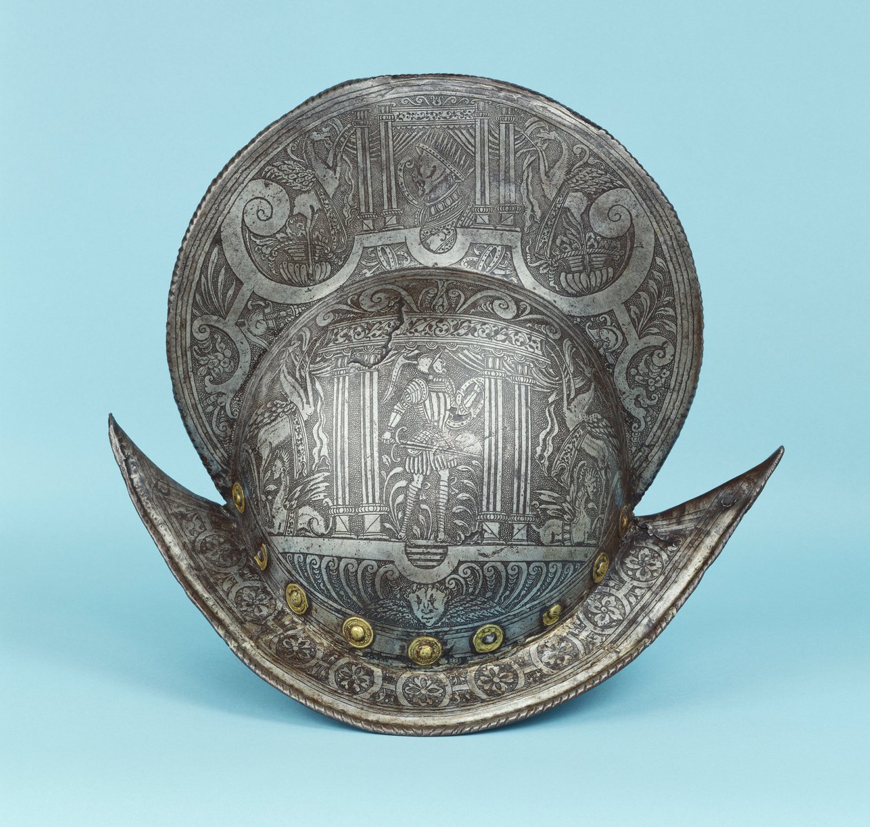 Een kam morion, geëtst met cherubijnen, sfinxen en gevleugelde paarden, het midden met een pseudo-klassieke krijger in eigentijdse wapenrusting met zwaard en schild door German School