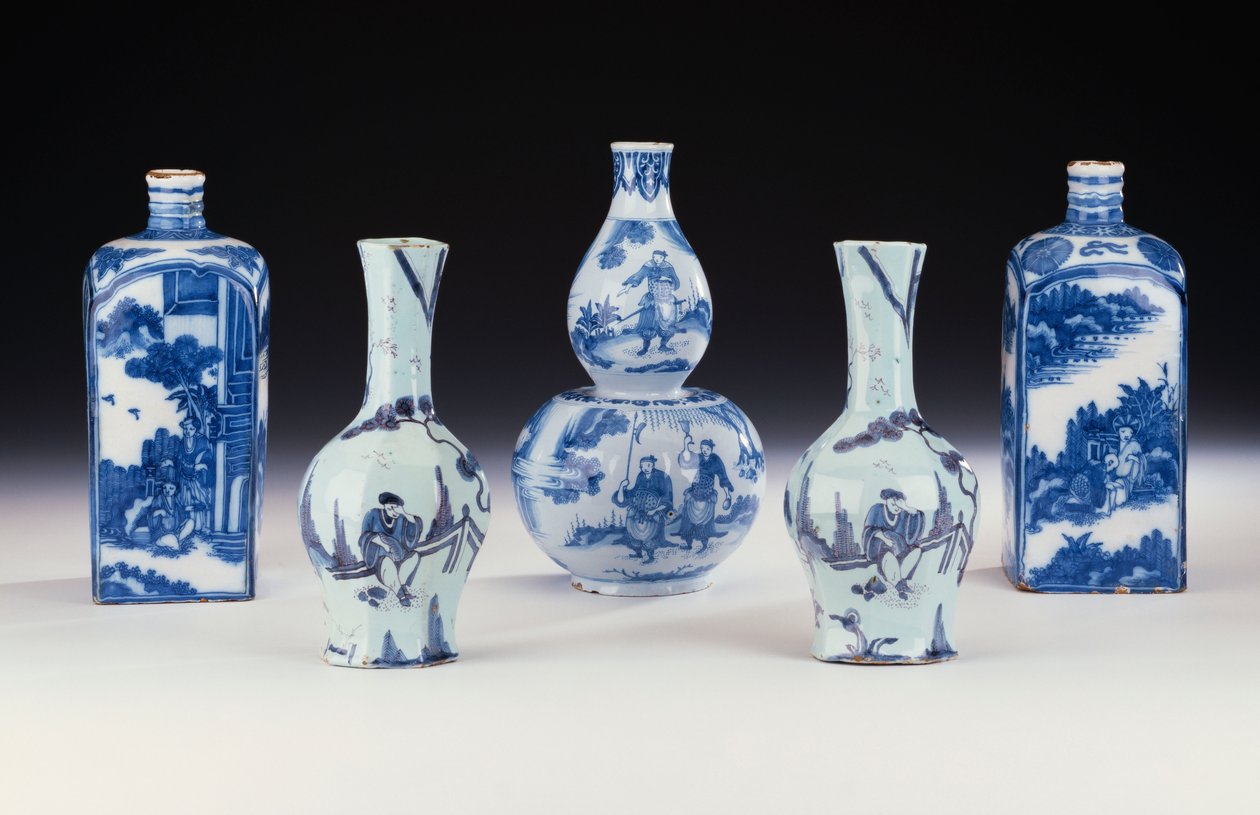 Een selectie van Frankfurt blauw-wit keramiek in Chinese stijl, inclusief twee Frankfurt blauw-witte spirit-flessen, een paar Frankfurt achthoekige Yan Yan vazen, en een Frankfurt blauw-witte dubbele kalebas vaas, ca. 1700-10 door German School