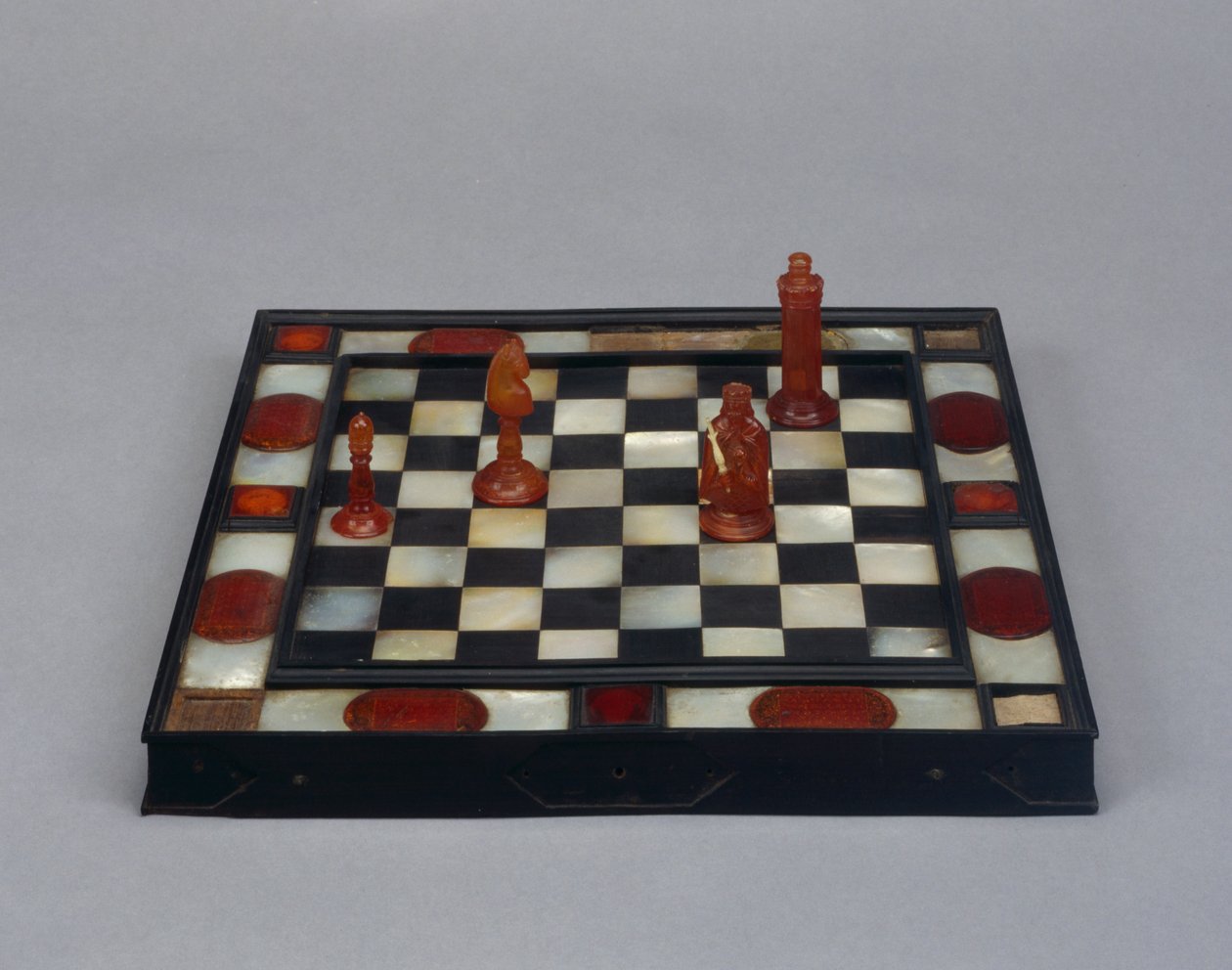 Schaakbord (ebbenhout, parelmoer, amber en hout) door German School