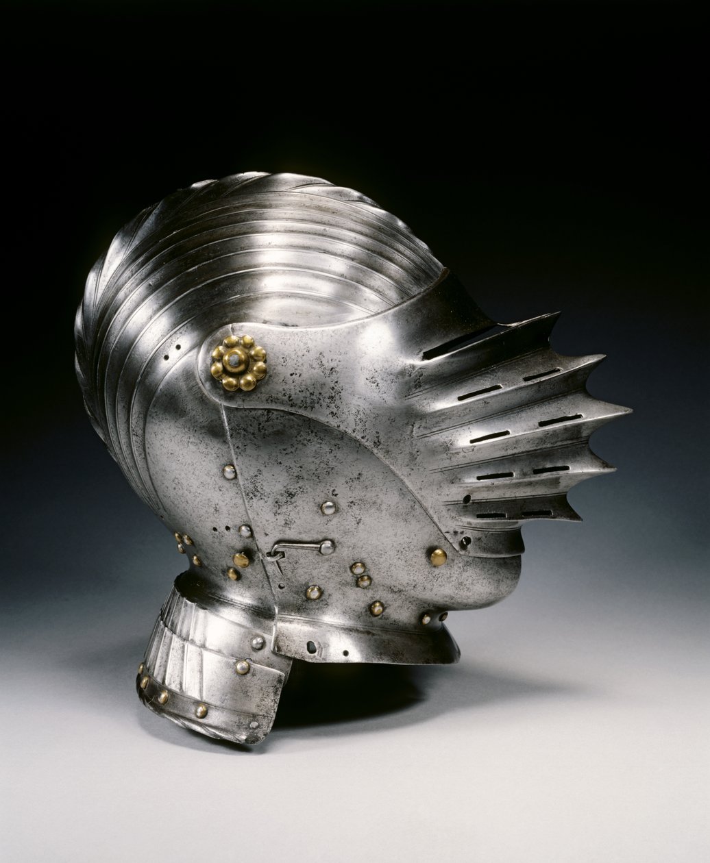 Gesloten helm in Maximiliaanse stijl door German School