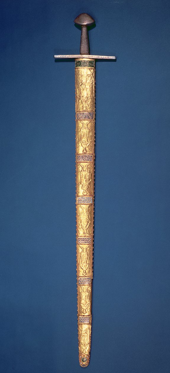 Keizerlijk Zwaard van de Heilige Roomse Keizers met gedeeltelijk vergulde pommel en dwarsbalk, het gevest omwikkeld met zilverdraad en de schede bestaande uit veertien gouden folies met soevereine figuren door German School