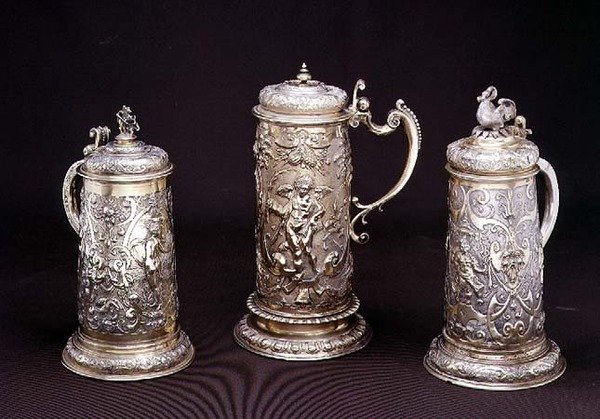 Zilveren vergulde cilindrische bierpul door Paul Hubner, Augsburg 1590; zilveren vergulde cilindrische bierpul door Tobias Kramer, Augsburg 1620; gedeeltelijk vergulde cilindrische bierpul door Paul Hubner, Augsburg 1590, 16e-17e eeuw door German School