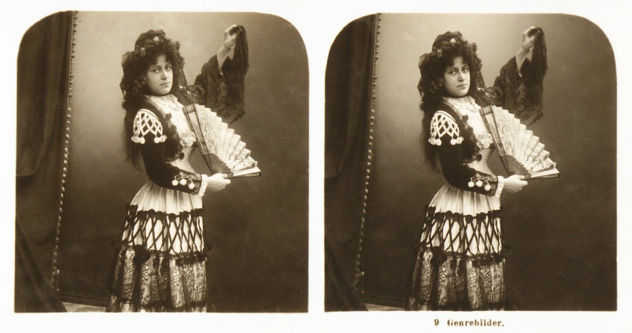 Stereoscopische kaart met een jonge vrouw in traditionele Spaanse klederdracht uit de regio Aragon, ca. 1900 (sepia foto) door German School