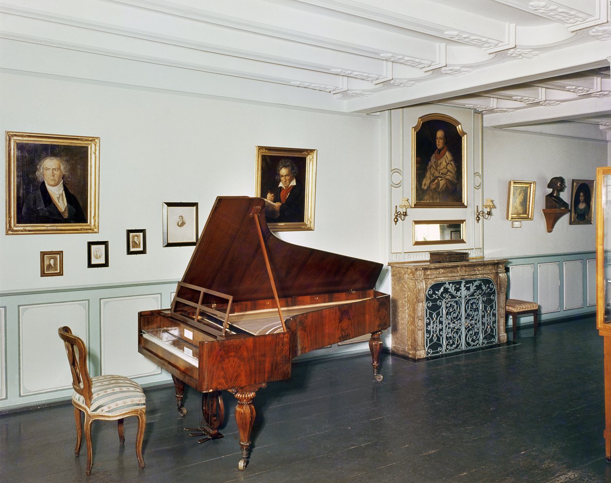 Uitzicht op een kamer met een vleugelpiano van Ludwig van Beethoven (1770-1827) door German School