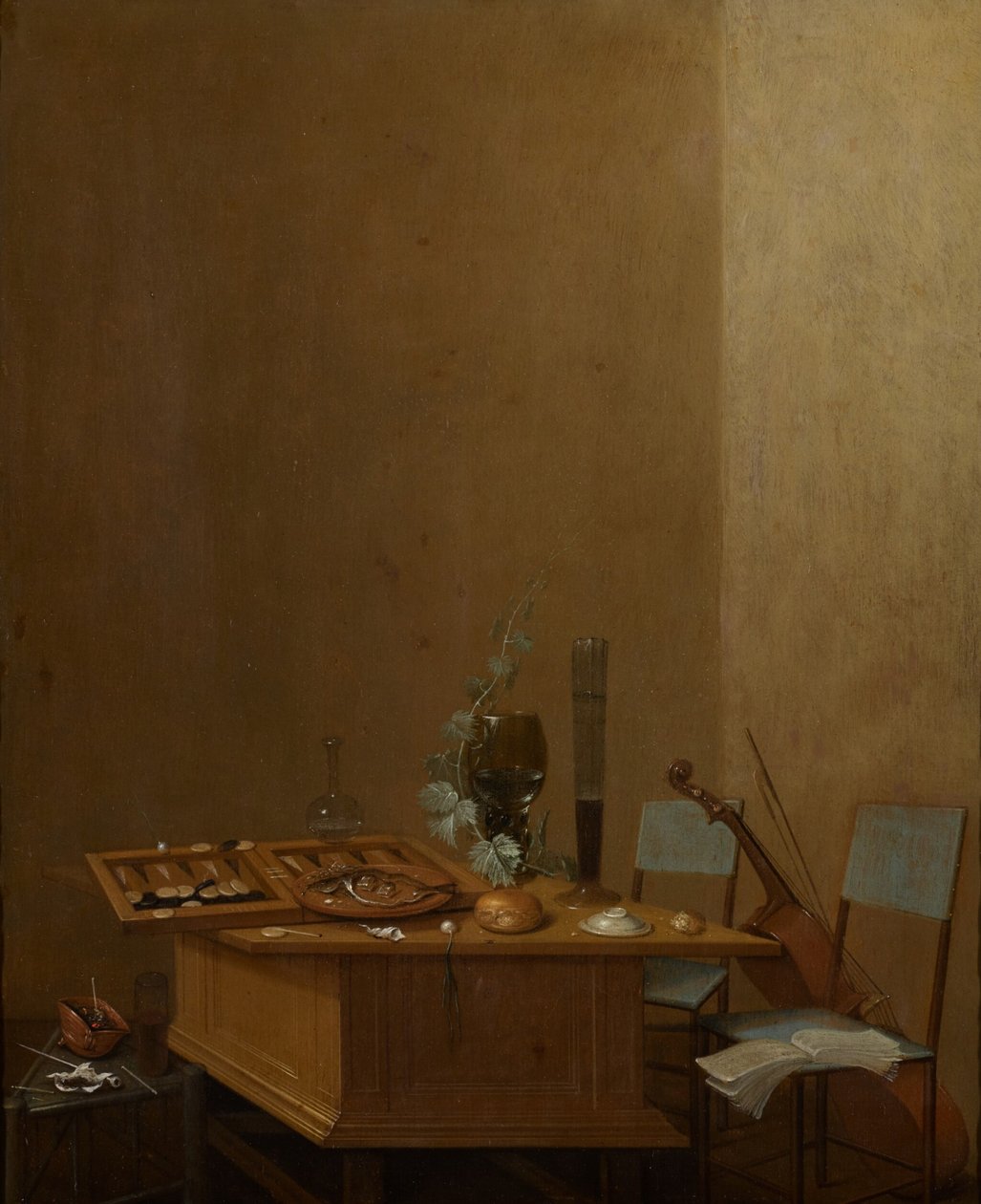 Stilleven met tric-trac spel op een houten tafel, stoelen en een cello rechts door Gerrit van Vucht