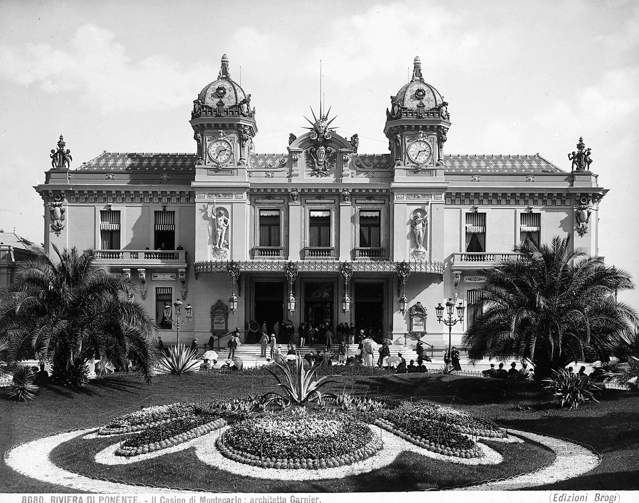 Gevel van het Montecarlo Casino. Een menigte mensen animeert de trap bij de ingang door Giacomo Brogi