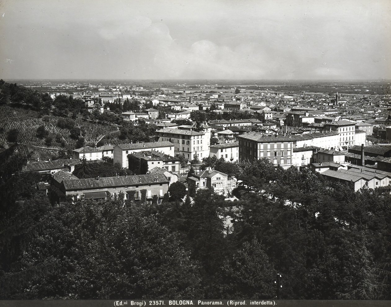 Panorama van Bologna met enkele fabrieken en een heuvel door Giacomo Brogi