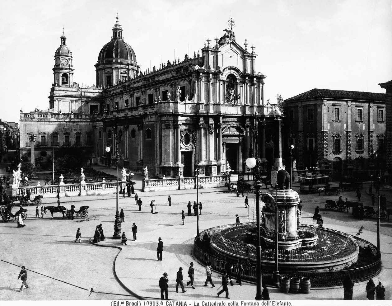 Piazza del Duomo in Catania, met de kathedraal gewijd aan Sint Agatha en de Olifantenfontein, ca. 1900 door Giacomo Brogi