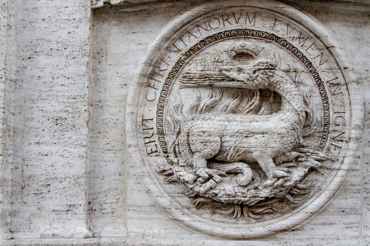 Wapen op gevel van de St. Louis van Franse kerk door Giacomo della Porta