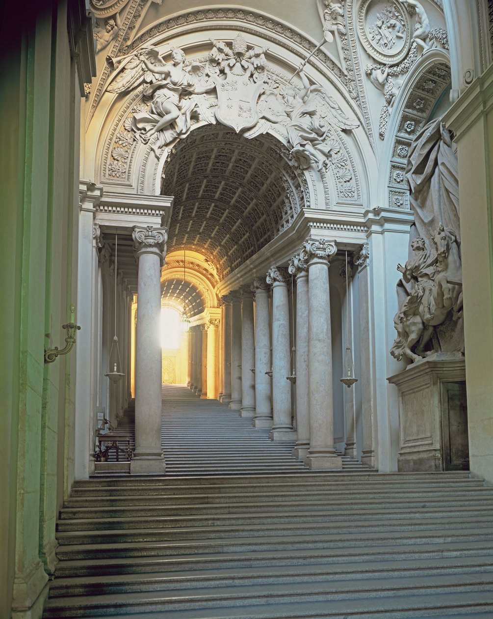 Interieur met uitzicht op de trap door Gian Lorenzo Bernini
