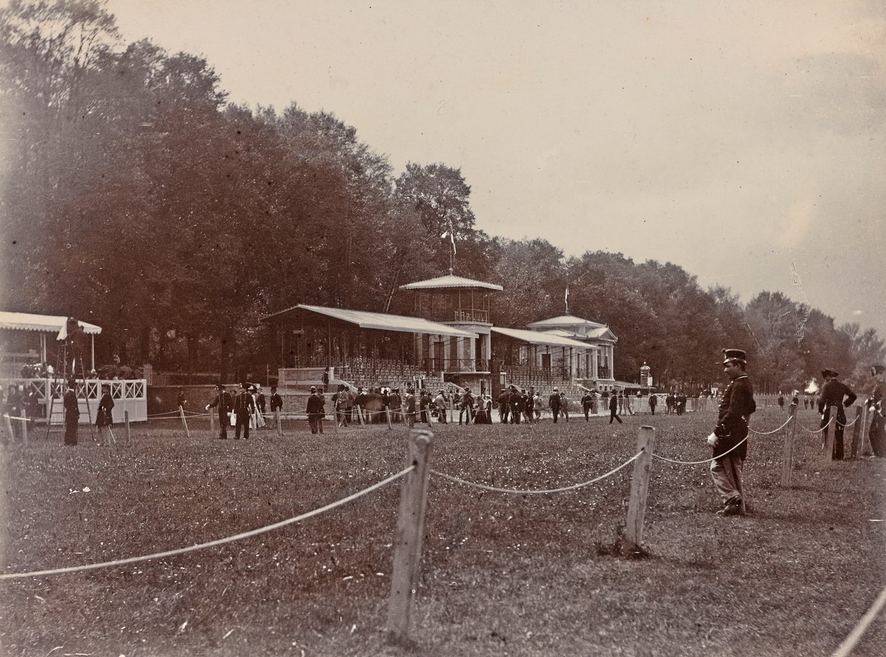 Politieagent op een renbaan tijdens een paardenrace door Giorgio Enrico (attr.to) Levi
