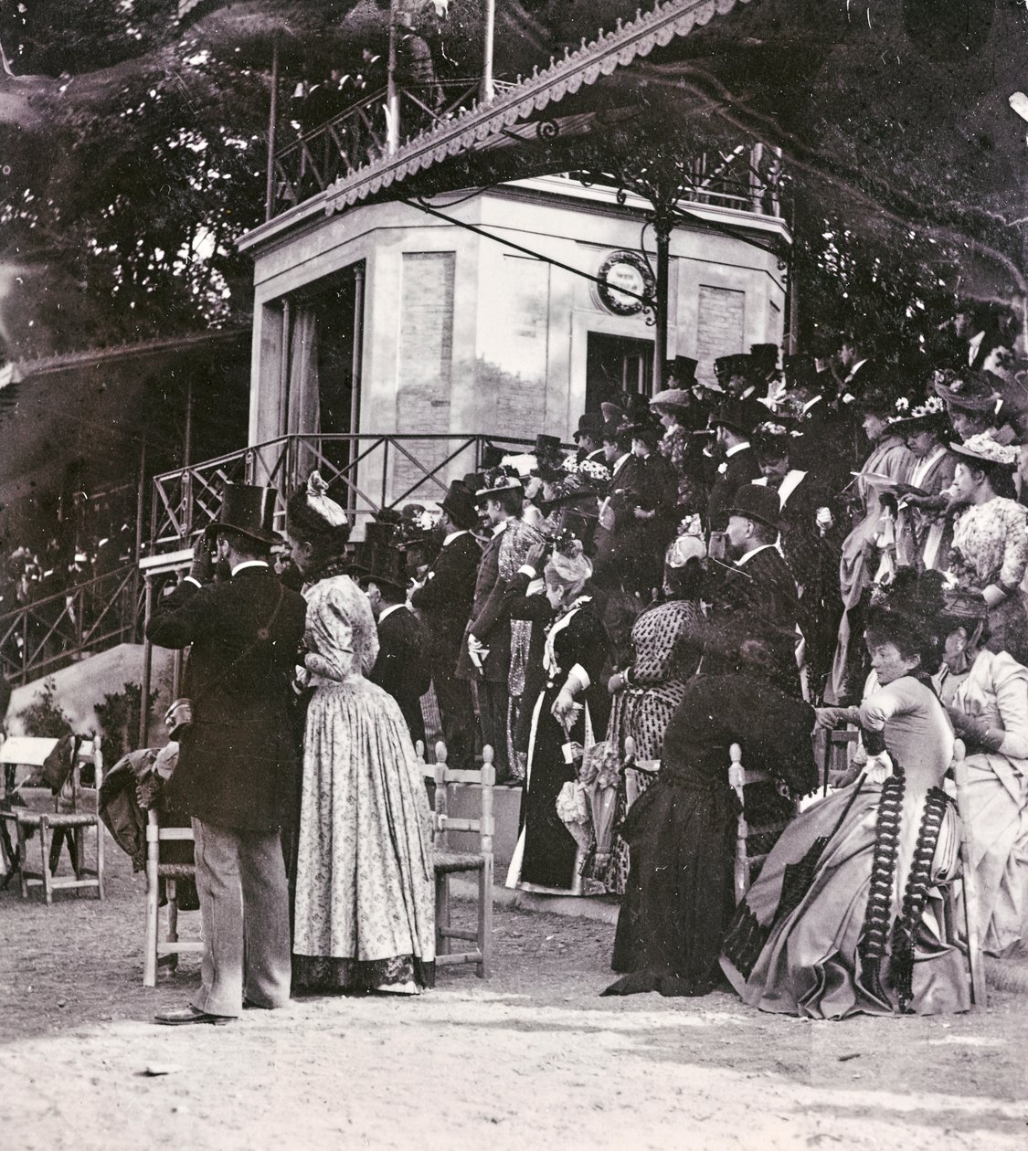 Toeschouwers in de tribunes bepalen de uitkomst van een renbaan in het Cascine Park: de gravin Pucci, gravin Cellesi, de afgevaardigde Filippo Torrigiani, graaf Paszkowski, de vrouw van de Griekse consul, de markiezin Mannelli met dochters, graaf S. Albano door Giorgio Enrico (attr.to) Levi