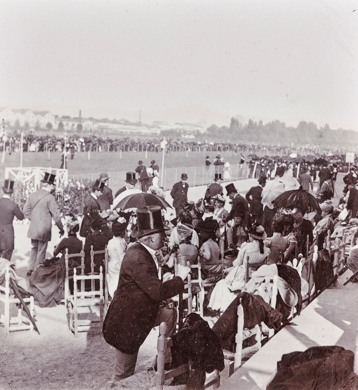 Toeschouwers renbaan in het Cascine Park: Generaal Pralormo, Neri Corsini, Alberto Rignano, Gennaro Placci, gravin Maud Ricci, gravin van Perkenstein door Giorgio Enrico (attr.to) Levi