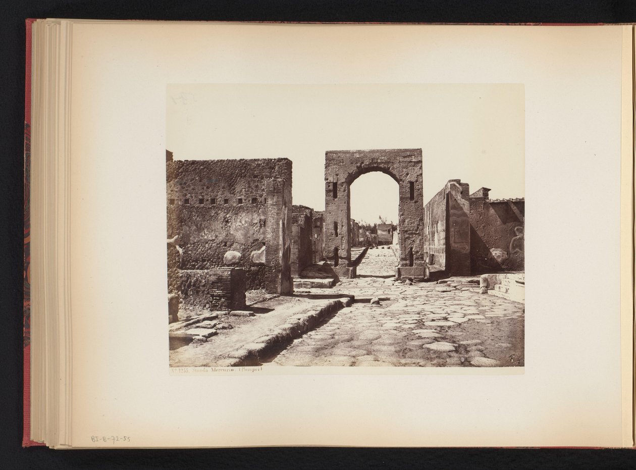 Gezicht op de Strada Mercurio te Pompeï, Italië door Giorgio Sommer (attributed to)