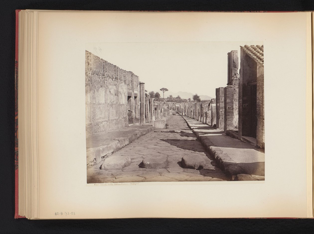 Gezicht op de Strada della Abbondanza te Pompeï, Italië door Giorgio Sommer (attributed to)