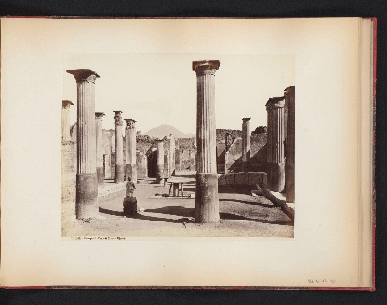 Gezicht op de ruïne van het huis van Marco Olconio te Pompeï, Italië door Giorgio Sommer (attributed to)