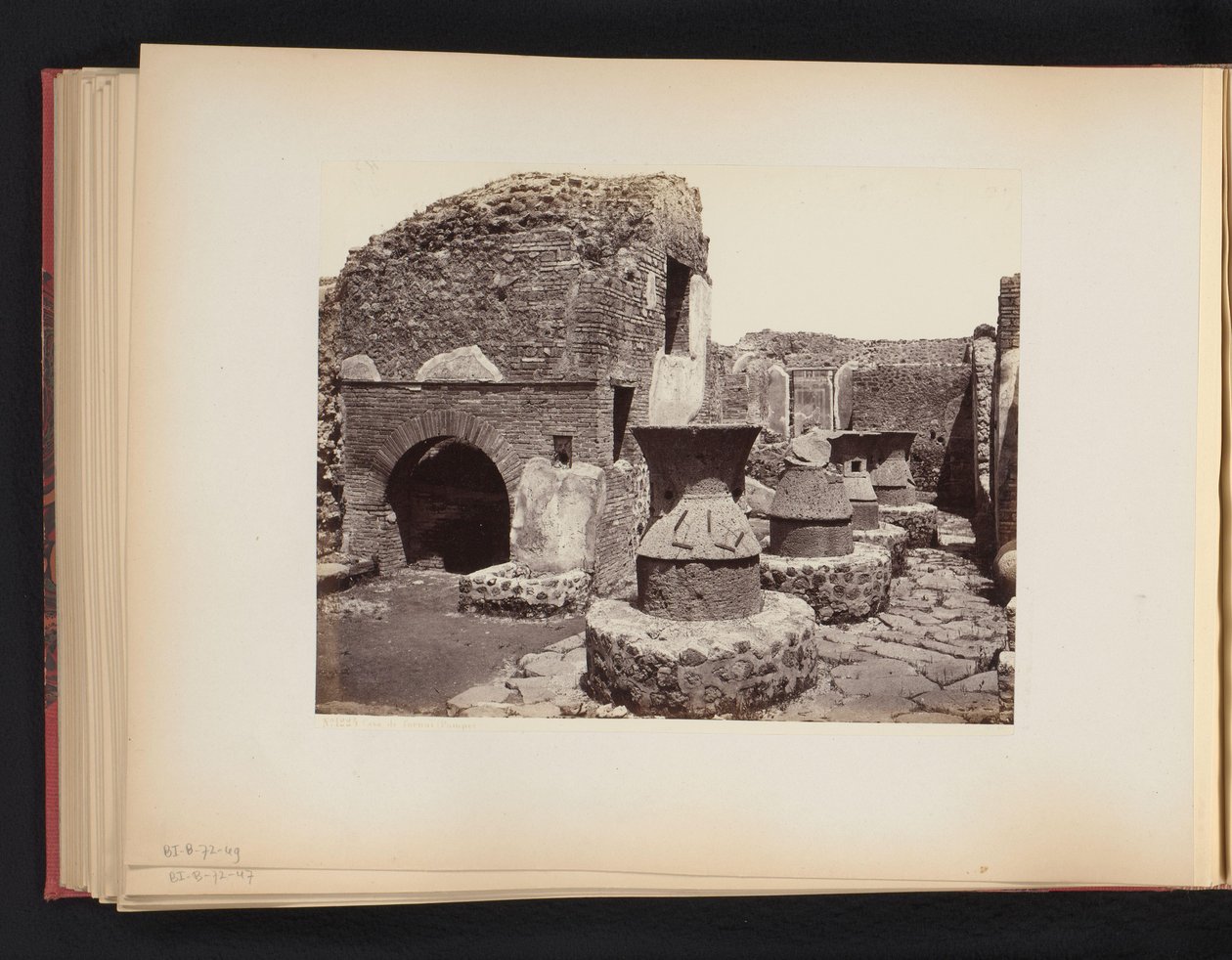 Ruïne van een bakkerij te Pompeï door Giorgio Sommer (attributed to)