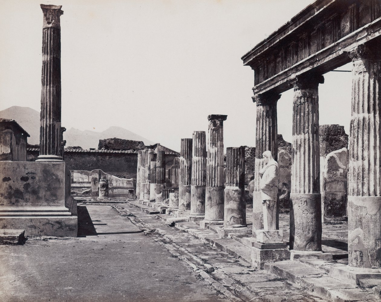 Oostelijke zuilengang van de Tempel van Venus Pompeiiana in Pompeii door Giorgio Sommer