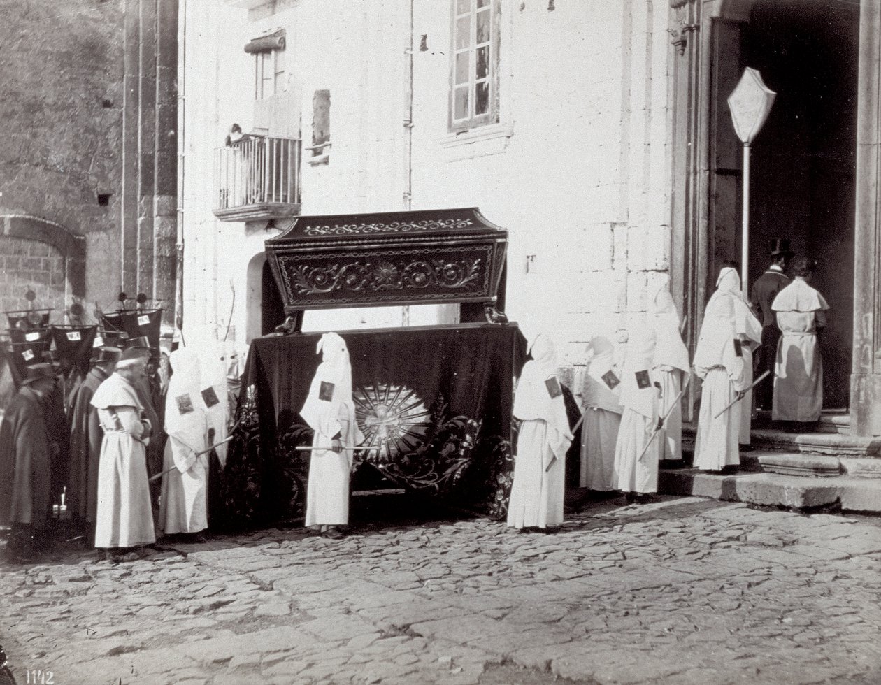 Begrafenisstoet van de Congregatie van San Francesco in Napels. Op de voorgrond, voor een kerk, begeleiden talrijke 