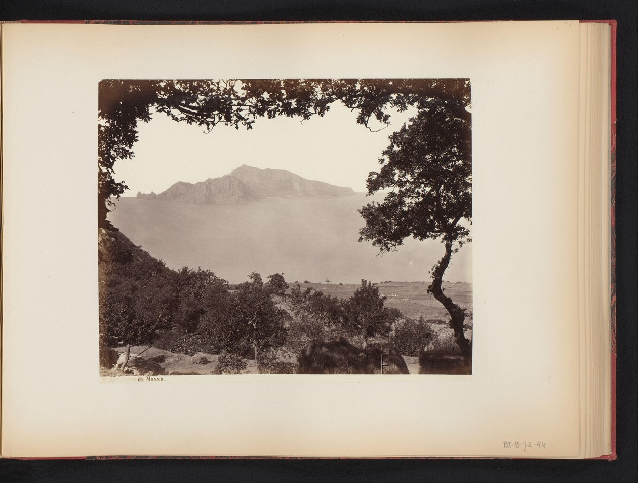 Gezicht op Capri vanaf het vasteland, Italië door Giorgio Sommer