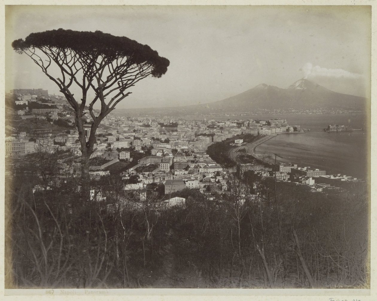 Gezicht op de stad Napels, de baai en de Vesuvius door Giorgio Sommer