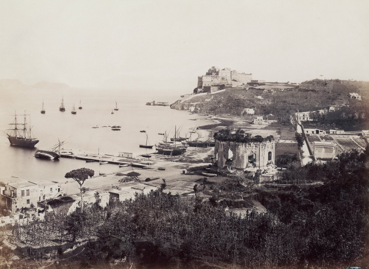Panorama van de pittoreske Golf van Baia (Napels), bezaaid met zeilboten. Op de voorgrond, tegenover de kleine pier, is de Tempel van Venus. Op de achtergrond, op een voorgebergte, is het zestiende-eeuwse kasteel van de onderkoning door Giorgio Sommer