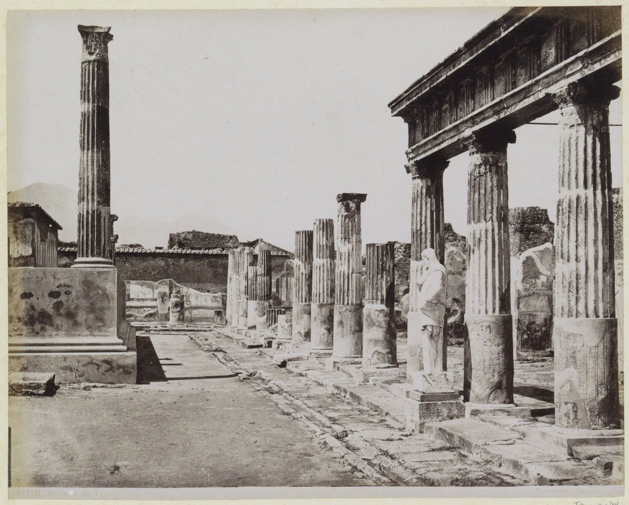 Tempel van Venus in Pompeï door Giorgio Sommer