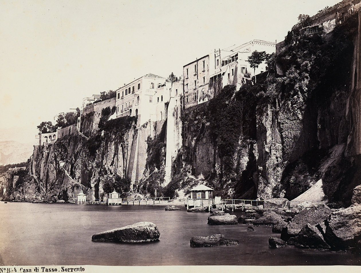 Het huis van Tasso boven de zee van Sorrento door Giorgio Sommer