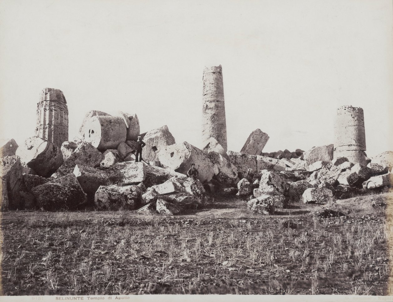 De overblijfselen van de Tempel van Apollo in Selinunte. Twee mannelijke figuren zijn te zien op de ingestorte zuilen door Giorgio Sommer