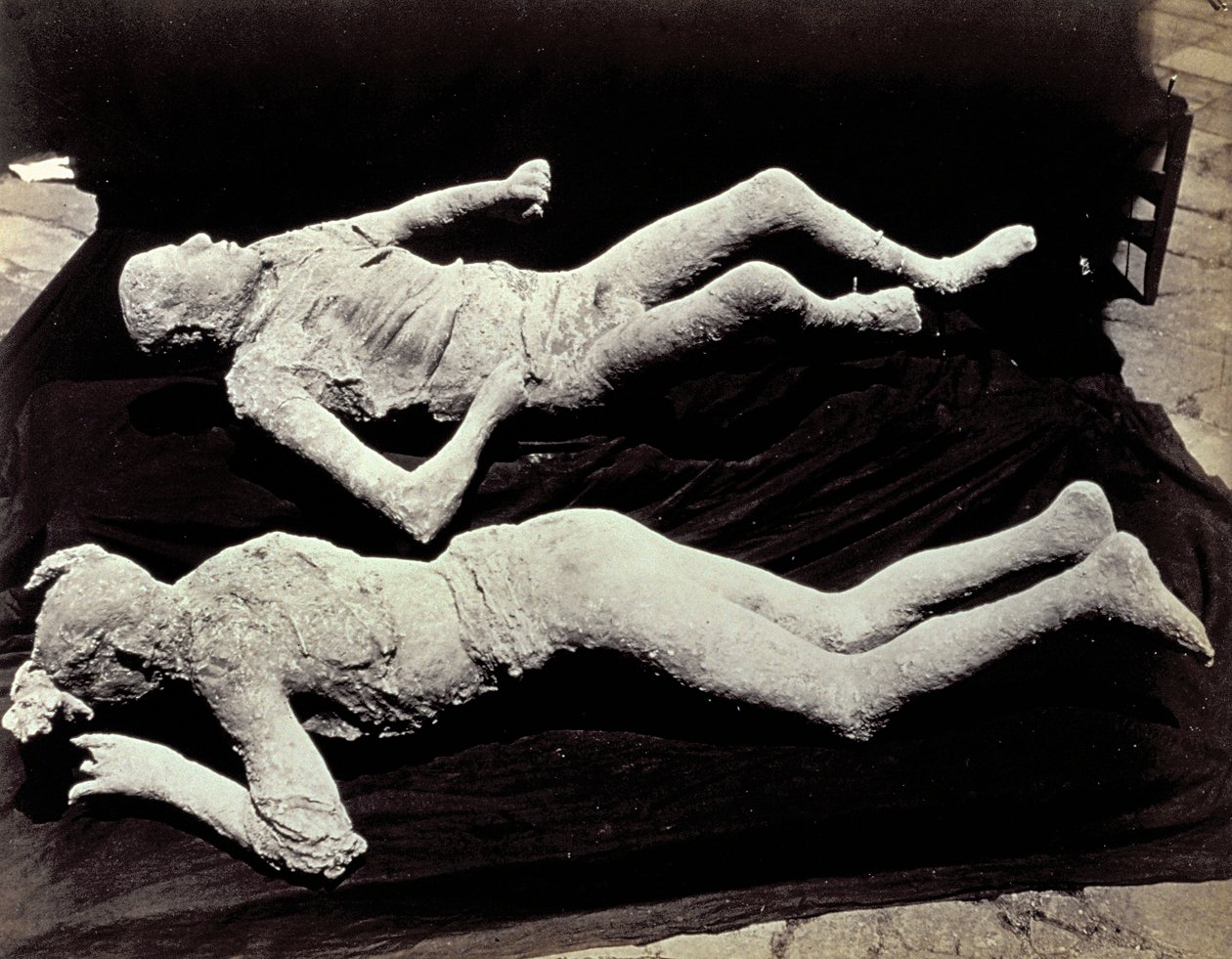 Twee afgietsels van menselijke figuren uit de opgravingen van Pompeii. De tentoonstellingen werden op zwart doek geplaatst om ze te fotograferen door Giorgio Sommer