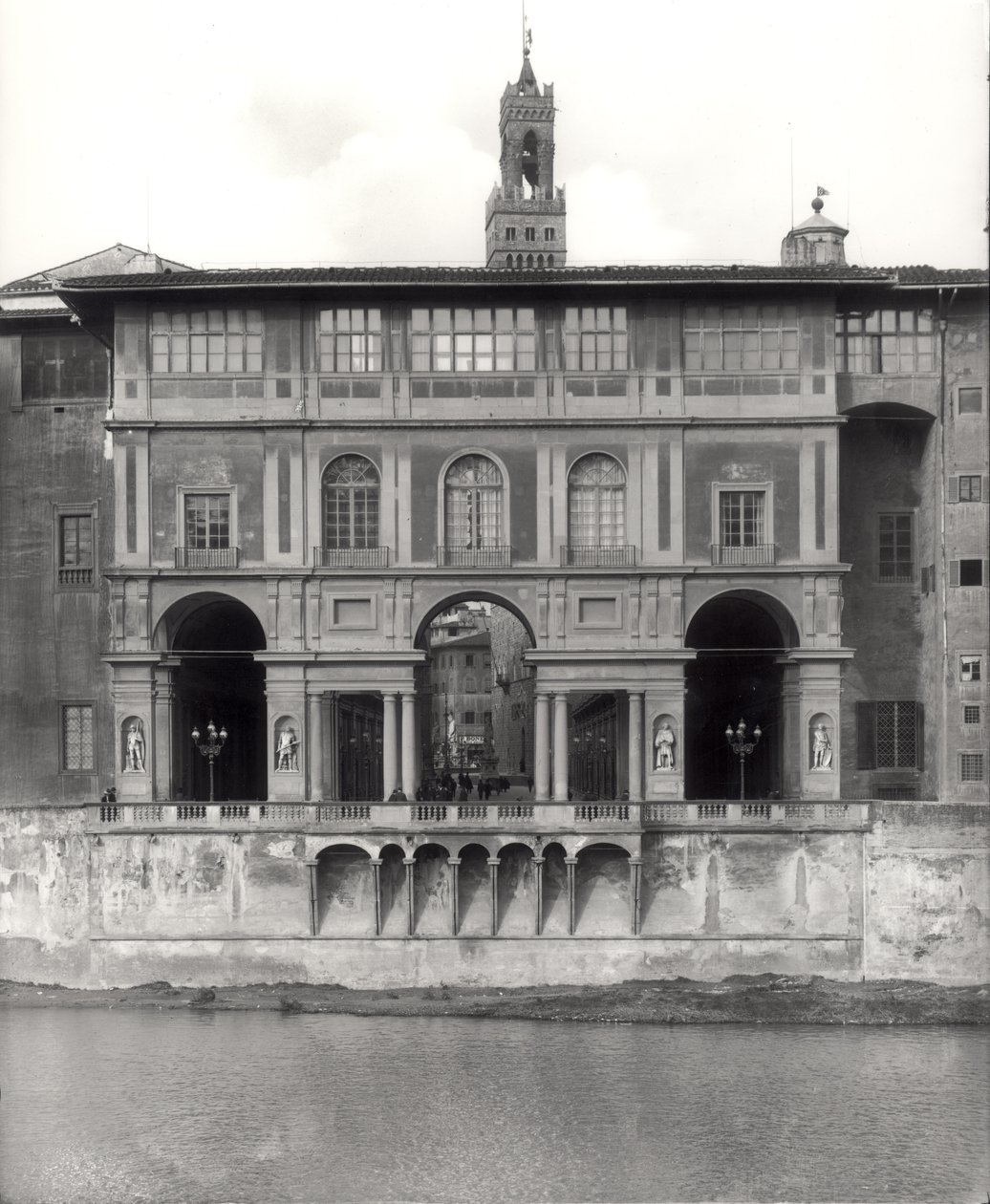 Gevel van de Uffizi-galerij aan de Lungarno Torrigiani door Giorgio Vasari