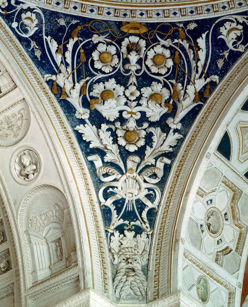 De loggia, detail van een spandrel in het gewelf versierd met bloemreliëfs, 1520s door Giovanni da Udine
