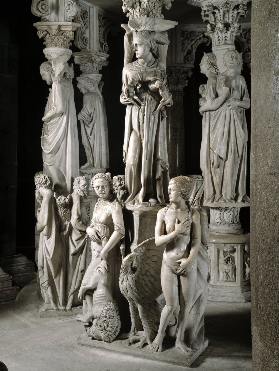 Detail van de gebeeldhouwde groepen die de stoel ondersteunen, gemaakt door Giovanni Pisano: de Kerk voedt haar kinderen en twee van de vier kardinale deugden (detail) door Giovanni Pisano