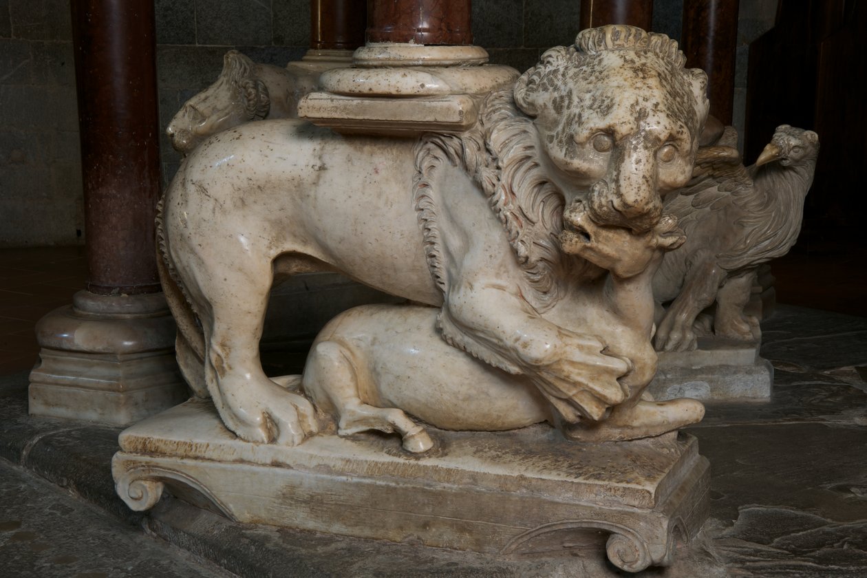 Leeuw, op de preekstoel in de kerk van Sant