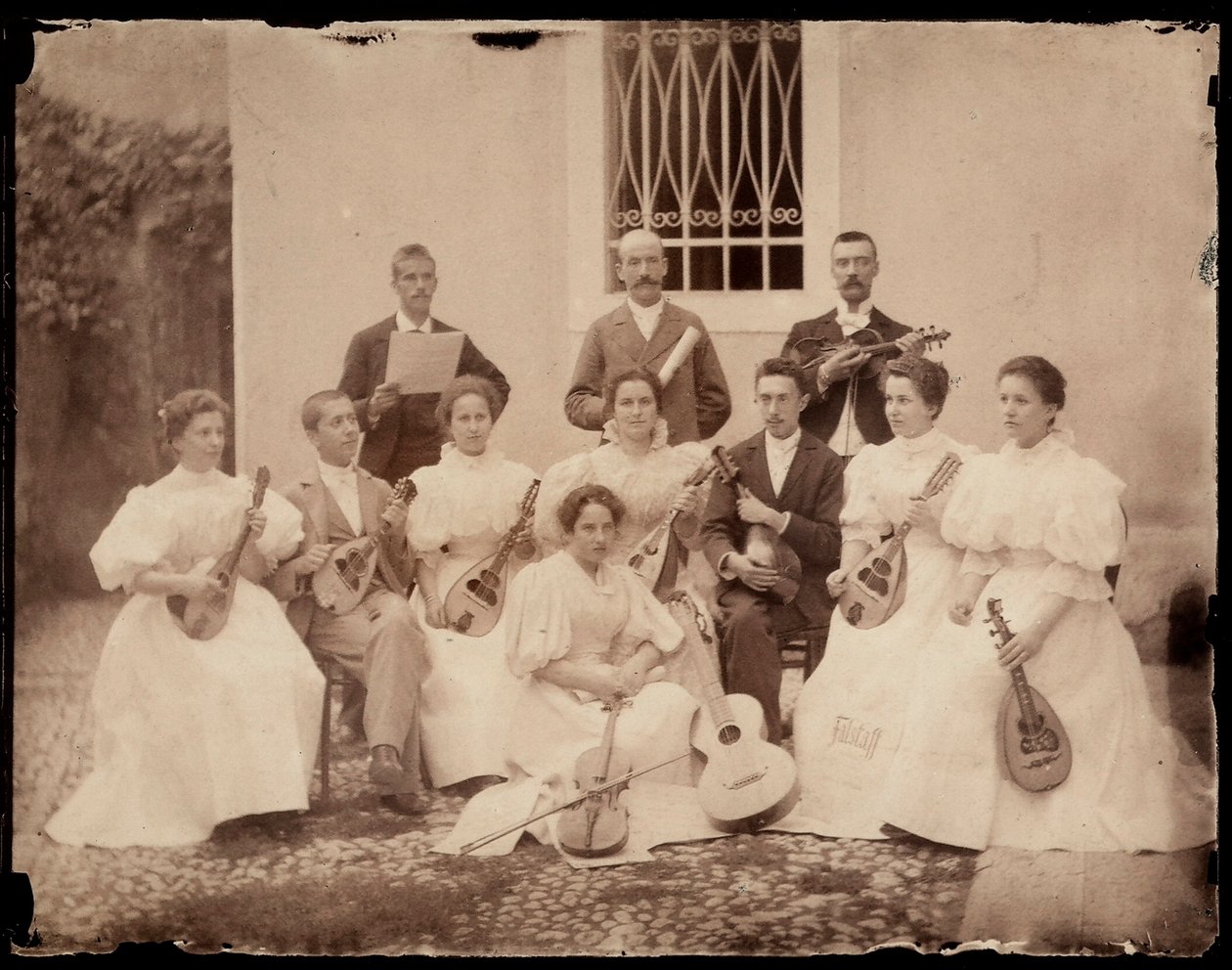 Groepsportret van zittende muzikanten, c.1900 door Giuseppe Wulz