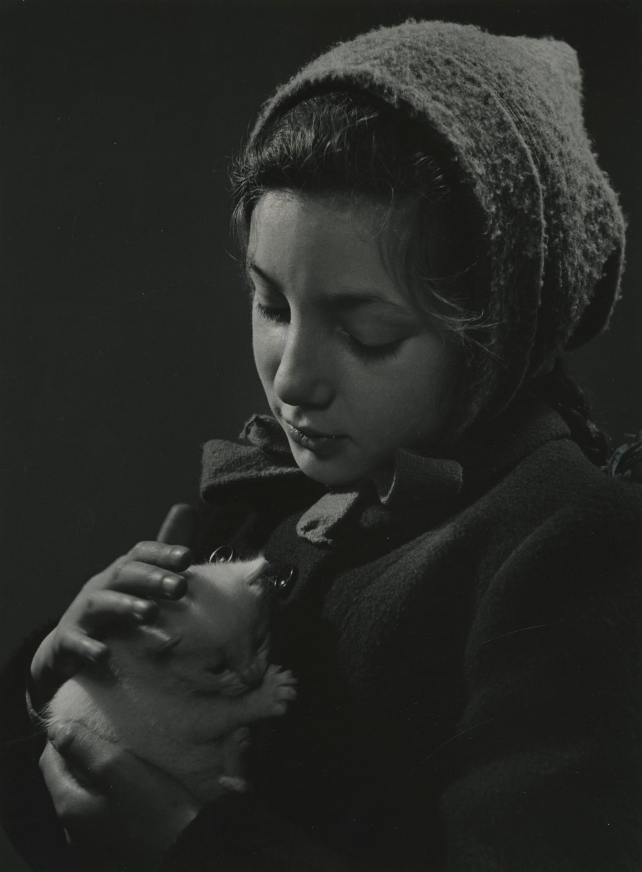 Meisje met een witte kitten in haar armen. Begin jaren 1950 door Godfrey Macdominic